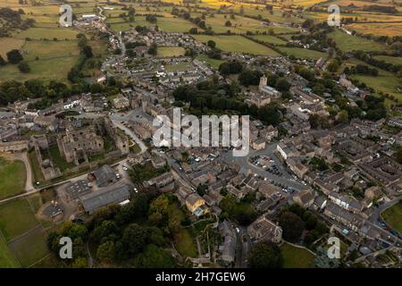 Luftaufnahme bei Sonnenuntergang im schönen Dorf Middleham, Leyburn in North Yorkshire in Großbritannien, zeigt den Sonnenuntergang über dem historischen kleinen B Stockfoto