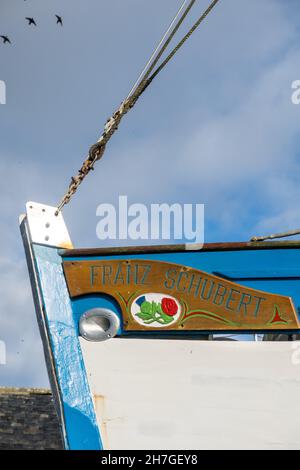 Großbritannien, Schottland, Easter Ross, Ross und Cromarty. Ein Boot namens Franz Schubert an Land, am Hafen im Dorf Balintore am Moray Firth. Stockfoto