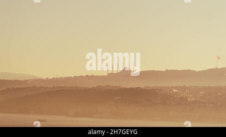 Blick von der europäischen Seite Istanbuls auf die asiatische Seite Istanbuls. Dieses Foto wurde vom Galata-Turm aufgenommen. Stockfoto