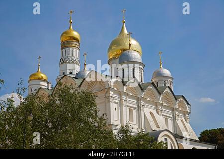 Kreml in Moskau mit Erzengel-Michael-Kathedrale (vorne) und Glockenturm Iwan der große (hinten), Moskwa, Moskau-Wolga-Kanal, Russland, Europa Stockfoto