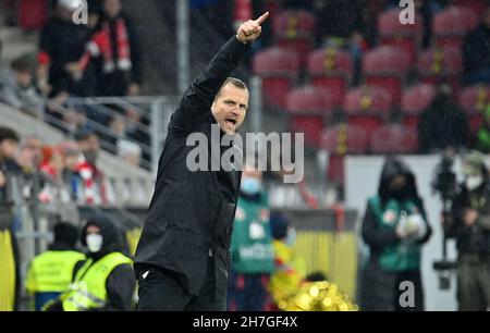 Mainz, Deutschland. 21st. November 2021. Fußball: Bundesliga, FSV Mainz 05 - 1. FC Köln, Matchday 12, Mewa Arena. Der Mainzer Trainer Bo Svensson Credit: Torsten Silz/dpa - WICHTIGER HINWEIS: Gemäß den Bestimmungen der DFL Deutsche Fußball Liga und/oder des DFB Deutscher Fußball-Bund ist es untersagt, im Stadion und/oder vom Spiel aufgenommene Fotos in Form von Sequenzbildern und/oder videoähnlichen Fotoserien zu verwenden oder zu verwenden./dpa/Alamy Live News Stockfoto