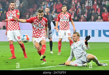 Mainz, Deutschland. 21st. November 2021. Fußball: Bundesliga, FSV Mainz 05 - 1. FC Köln, Matchday 12, Mewa Arena. Alexander Hack aus Mainz spielt den Ball. Quelle: Torsten Silz/dpa - WICHTIGER HINWEIS: Gemäß den Bestimmungen der DFL Deutsche Fußball Liga und/oder des DFB Deutscher Fußball-Bund ist es untersagt, im Stadion und/oder vom Spiel aufgenommene Fotos in Form von Sequenzbildern und/oder videoähnlichen Fotoserien zu verwenden oder zu verwenden./dpa/Alamy Live News Stockfoto