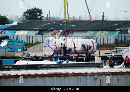 Bewegen eines großen Wasserrohrs für die Montage Stockfoto