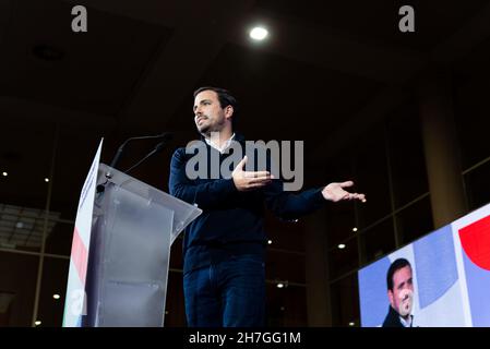 Der Minister für Verbraucherangelegenheiten, Alberto Garzón, spricht am 2. November beim Nationalkongress en Comú Podem 3rd in Barcelona, Spanien, vor der Menge Stockfoto