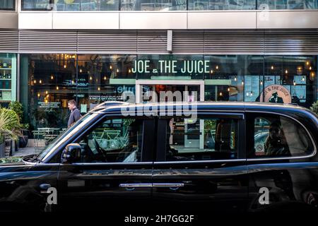 Victoria Westminster London England, 7 2021. November, Joe and the Juice Coffee and Juice Bar Victoria Street London Stockfoto