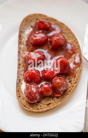 Vollkornbrot mit Butter und hausgemachter Erdbeermarmelade Stockfoto