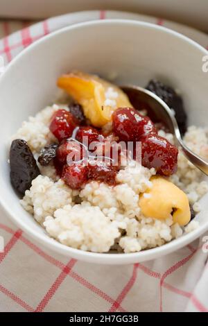 Schüssel mit Früchten mit Marmelade und Hirse Stockfoto