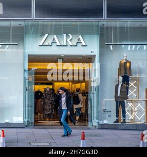 Victoria Westminster London England Großbritannien, November 7 2021, Zara Spanish High Street Eingang und Schaufenster der Handelskette Victoria Street London Stockfoto