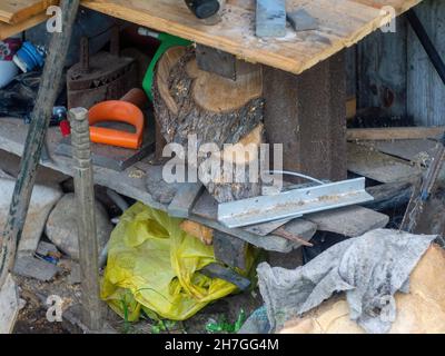 Das Sägen von Holz liegt im Sommer in der Werkstatt Stockfoto