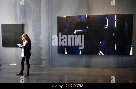 Datei Foto - das Museum Pierre Soulages am 28. Mai 2014 in Rodez, Frankreich.das Museum widmet sich dem Werk des französischen Malers, Scultor und Grabmalers Pierre Soulages (geboren 1919), und über 500 Werke und Dokumente sind für die erste Ausstellung 'Pierre Soulages' Outrenoir Paintings' ausgestellt.das Museum ist am 31,2014. Mai für Besucher geöffnet. (Foto von Patrick Aventurier) Stockfoto