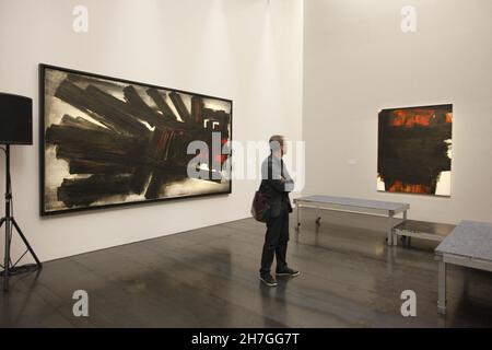 Datei Foto - das Museum Pierre Soulages am 28. Mai 2014 in Rodez, Frankreich.das Museum widmet sich dem Werk des französischen Malers, Scultor und Grabmalers Pierre Soulages (geboren 1919), und über 500 Werke und Dokumente sind für die erste Ausstellung 'Pierre Soulages' Outrenoir Paintings' ausgestellt.das Museum ist am 31,2014. Mai für Besucher geöffnet. (Foto von Patrick Aventurier) Stockfoto