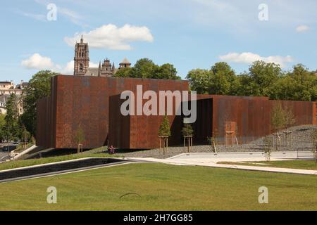 Datei Foto - das Museum Pierre Soulages am 28. Mai 2014 in Rodez, Frankreich.das Museum widmet sich dem Werk des französischen Malers, Scultor und Grabmalers Pierre Soulages (geboren 1919), und über 500 Werke und Dokumente sind für die erste Ausstellung 'Pierre Soulages' Outrenoir Paintings' ausgestellt.das Museum ist am 31,2014. Mai für Besucher geöffnet. (Foto von Patrick Aventurier) Stockfoto