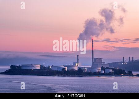 Ahada, Cork, Irland. 23rd. November 2021. Am frühen Morgen beginnt das Licht, die Lagertanks der Ölraffinerie und das ESB-Kraftwerk in Ahada, Co. Cork, Irland, zu beleuchten. - Bild; David Creedon Stockfoto