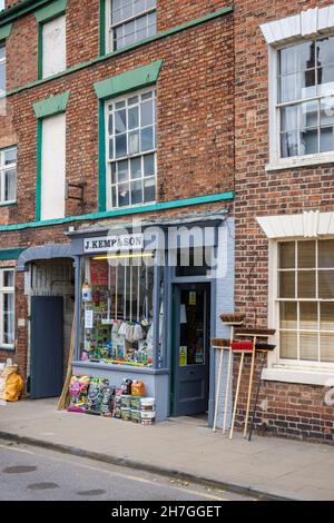 Ein altmodisches Eisenwarengeschäft - J. Kemp und Son, in der Marktstadt Horncastle, Lincolnshire, England Stockfoto