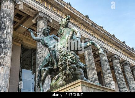 Statue des Löwenkämpfers von Albert Wolff vor dem Alten Museum in Berlin Stockfoto