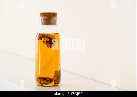 Getränkte und gebraute rohe Walnusskerne in Glasflasche. Detox Diät und antioxidative Rezept Konzept. Stockfoto