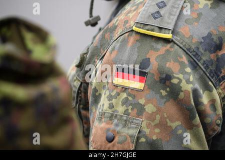 Uniform der deutschen Armee mit der deutschen Flagge auf der Schulter. Deutsches Militär, selektiver Fokus. Stockfoto