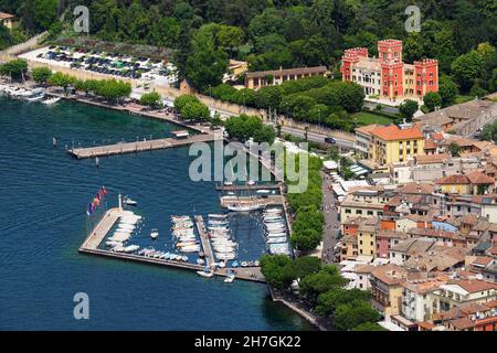 Blick auf Garda von Rocca di Garda, Ostufer, Gardasee, Venetien, Italien Stockfoto