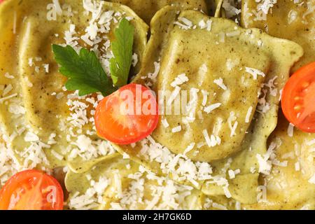 Köstliches Speisekonzept mit Ravioli aus nächster Nähe Stockfoto