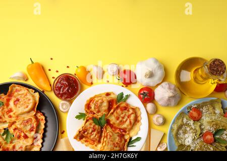 Köstliches Speisekonzept mit Ravioli auf gelbem Hintergrund Stockfoto