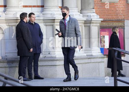 Stephen Timms, Abgeordneter der Labour Party (Mitte), kommt zu einer Requiem-Messe für den Abgeordneten Sir David Amess in der Westminster Cathedral im Zentrum von London. Bilddatum: Dienstag, 23. November 2021. Stockfoto