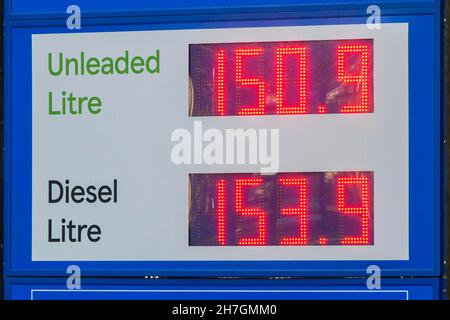 Dorchester, Dorset, Großbritannien. 23rd. November 2021. Die Kraftstoffpreise steigen wieder. Das Schild an der Tesco-Supermarkttankstelle in Dorchester in Dorset zeigt den Preis für bleifreies Benzin bei 150,9p pro Liter und Diesel bei 153,9p pro Liter an. Bildnachweis: Graham Hunt/Alamy Live News Stockfoto