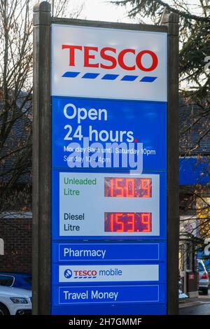 Dorchester, Dorset, Großbritannien. 23rd. November 2021. Die Kraftstoffpreise steigen wieder. Das Schild an der Tesco-Supermarkttankstelle in Dorchester in Dorset zeigt den Preis für bleifreies Benzin bei 150,9p pro Liter und Diesel bei 153,9p pro Liter an. Bildnachweis: Graham Hunt/Alamy Live News Stockfoto