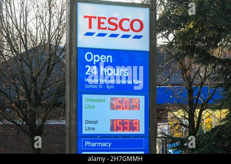 Dorchester, Dorset, Großbritannien. 23rd. November 2021. Die Kraftstoffpreise steigen wieder. Das Schild an der Tesco-Supermarkttankstelle in Dorchester in Dorset zeigt den Preis für bleifreies Benzin bei 150,9p pro Liter und Diesel bei 153,9p pro Liter an. Bildnachweis: Graham Hunt/Alamy Live News Stockfoto