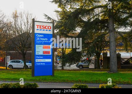 Dorchester, Dorset, Großbritannien. 23rd. November 2021. Die Kraftstoffpreise steigen wieder. Das Schild an der Tesco-Supermarkttankstelle in Dorchester in Dorset zeigt den Preis für bleifreies Benzin bei 150,9p pro Liter und Diesel bei 153,9p pro Liter an. Bildnachweis: Graham Hunt/Alamy Live News Stockfoto