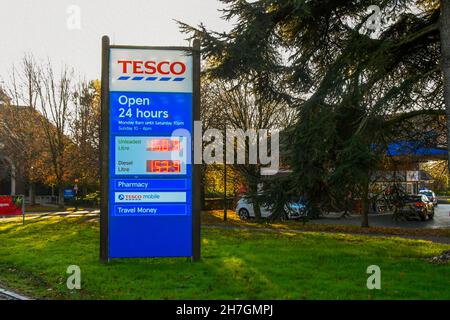 Dorchester, Dorset, Großbritannien. 23rd. November 2021. Die Kraftstoffpreise steigen wieder. Das Schild an der Tesco-Supermarkttankstelle in Dorchester in Dorset zeigt den Preis für bleifreies Benzin bei 150,9p pro Liter und Diesel bei 153,9p pro Liter an. Bildnachweis: Graham Hunt/Alamy Live News Stockfoto