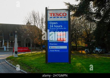 Dorchester, Dorset, Großbritannien. 23rd. November 2021. Die Kraftstoffpreise steigen wieder. Das Schild an der Tesco-Supermarkttankstelle in Dorchester in Dorset zeigt den Preis für bleifreies Benzin bei 150,9p pro Liter und Diesel bei 153,9p pro Liter an. Bildnachweis: Graham Hunt/Alamy Live News Stockfoto