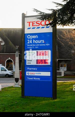 Dorchester, Dorset, Großbritannien. 23rd. November 2021. Die Kraftstoffpreise steigen wieder. Das Schild an der Tesco-Supermarkttankstelle in Dorchester in Dorset zeigt den Preis für bleifreies Benzin bei 150,9p pro Liter und Diesel bei 153,9p pro Liter an. Bildnachweis: Graham Hunt/Alamy Live News Stockfoto