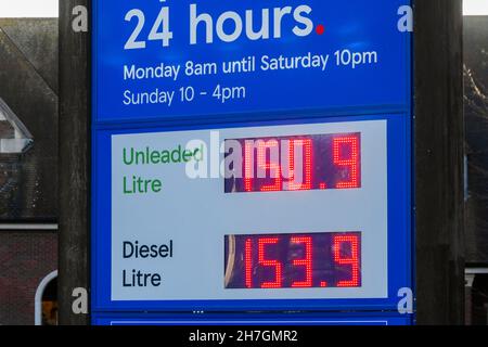 Dorchester, Dorset, Großbritannien. 23rd. November 2021. Die Kraftstoffpreise steigen wieder. Das Schild an der Tesco-Supermarkttankstelle in Dorchester in Dorset zeigt den Preis für bleifreies Benzin bei 150,9p pro Liter und Diesel bei 153,9p pro Liter an. Bildnachweis: Graham Hunt/Alamy Live News Stockfoto