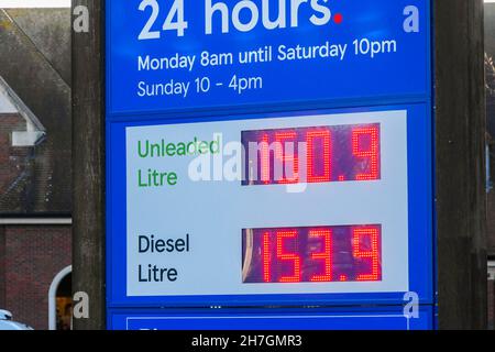 Dorchester, Dorset, Großbritannien. 23rd. November 2021. Die Kraftstoffpreise steigen wieder. Das Schild an der Tesco-Supermarkttankstelle in Dorchester in Dorset zeigt den Preis für bleifreies Benzin bei 150,9p pro Liter und Diesel bei 153,9p pro Liter an. Bildnachweis: Graham Hunt/Alamy Live News Stockfoto