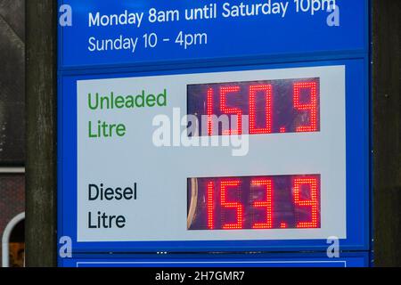 Dorchester, Dorset, Großbritannien. 23rd. November 2021. Die Kraftstoffpreise steigen wieder. Das Schild an der Tesco-Supermarkttankstelle in Dorchester in Dorset zeigt den Preis für bleifreies Benzin bei 150,9p pro Liter und Diesel bei 153,9p pro Liter an. Bildnachweis: Graham Hunt/Alamy Live News Stockfoto