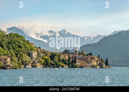 Blick auf Varenna am Comer See von der Seeseite aus gesehen, Lombardei, Italien Stockfoto