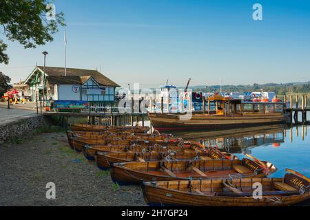 Waterhead, Blick im Sommer von Vergnügungsbooten, die in Waterhead, einem Hafen am Nordufer des Lake Windermere in der Nähe von Ambleside, Cumbria, England, vertäut sind Stockfoto