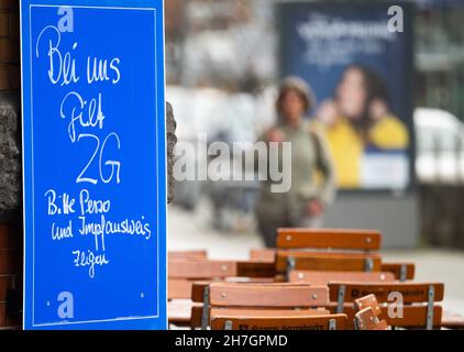 Hannover, Deutschland. 23rd. November 2021. An einem Restaurant hängt ein Schild mit der Aufschrift „2G gilt hier – Bitte zeigen Sie Ihren Reisepass und Ihre Impfkarte vor“. Die Regierung Niedersachsens hat eine neue Corona-Verordnung vorgelegt. In Zukunft wird die 2G-Regel für viele Lebensbereiche gelten: Nur geimpfte oder wiedergeborene Menschen haben dann Zugang zu bestimmten Gebieten. Quelle: Julian Stratenschulte/dpa/Alamy Live News Stockfoto