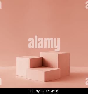 Vergabe Podium aus drei 3D Pastell quadratischen Formen von verschiedenen Größen vor rosafarbenen Hintergrund für Copy Space Stockfoto
