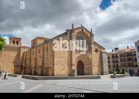 AVILA, SPANIEN – 20. JUNI 2021: Kirche San Pedro Apostol. Es wurde in XII-XIII Jahrhundert gebaut Stockfoto