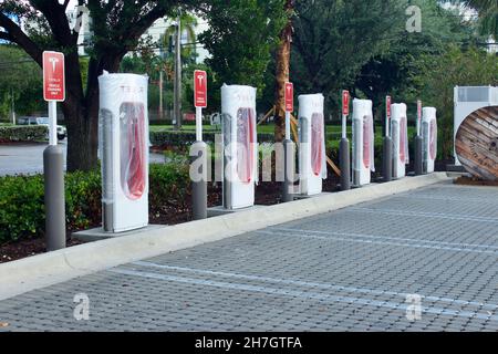 Neue Tesla EV-Ladegeräte werden auf dem Parkplatz nachgerüstet Stockfoto