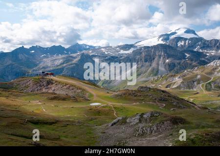 Vanoise-Massiv mit Palafour-Sessellift und La Grande Motte-Gipfel (3653m) im Hintergrund, Tignes, Savoie (73), Auvergne-Rhone-Alpes, Frankreich Stockfoto