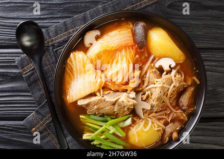 Gamja-tang oder Schweinefleisch Backbone Eintopf ist eine würzige koreanische Suppe aus der Nähe in der Schüssel auf dem Tisch. Horizontale Draufsicht von oben Stockfoto