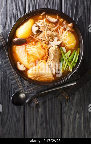 Gamjatang Schweinebone koreanische Suppe aus nächster Nähe in der Schüssel auf dem Tisch. Vertikale Draufsicht von oben Stockfoto