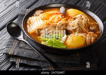 Gamjatang würziger Schweinefleisch-Hals und Kartoffeleintopf aus nächster Nähe in der Schüssel auf dem Tisch. Horizontal Stockfoto