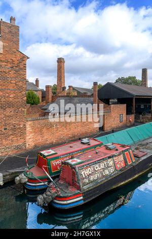 Barges vertäuten am Dudley Canal im Black Country Living Museum. Ein Freilichtmuseum mit historischen Gebäuden in Dudley, Birmingham. Stockfoto