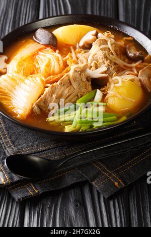 Gamjatang Schweinebone koreanische Suppe aus nächster Nähe in der Schüssel auf dem Tisch. Vertikal Stockfoto