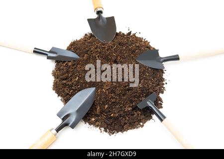 Auswahl von Gartenhandwerkzeugen in einem Bodenhaufen isoliert auf weißem Hintergrund. Stockfoto