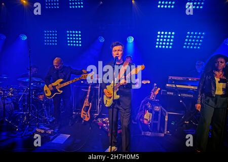 Rick Astley tritt im Concorde Conference Center des Flughafens von Manchester während einer Wohltätigkeitsveranstaltung zur Unterstützung des Manchester Cancer Support Center von Maggie auf. Stockfoto