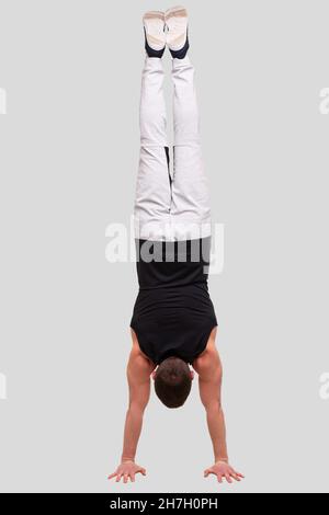 Mann, Der Handstand Macht. Sportman steht auf Händen. Sportmann isoliert tun Excersises Stockfoto